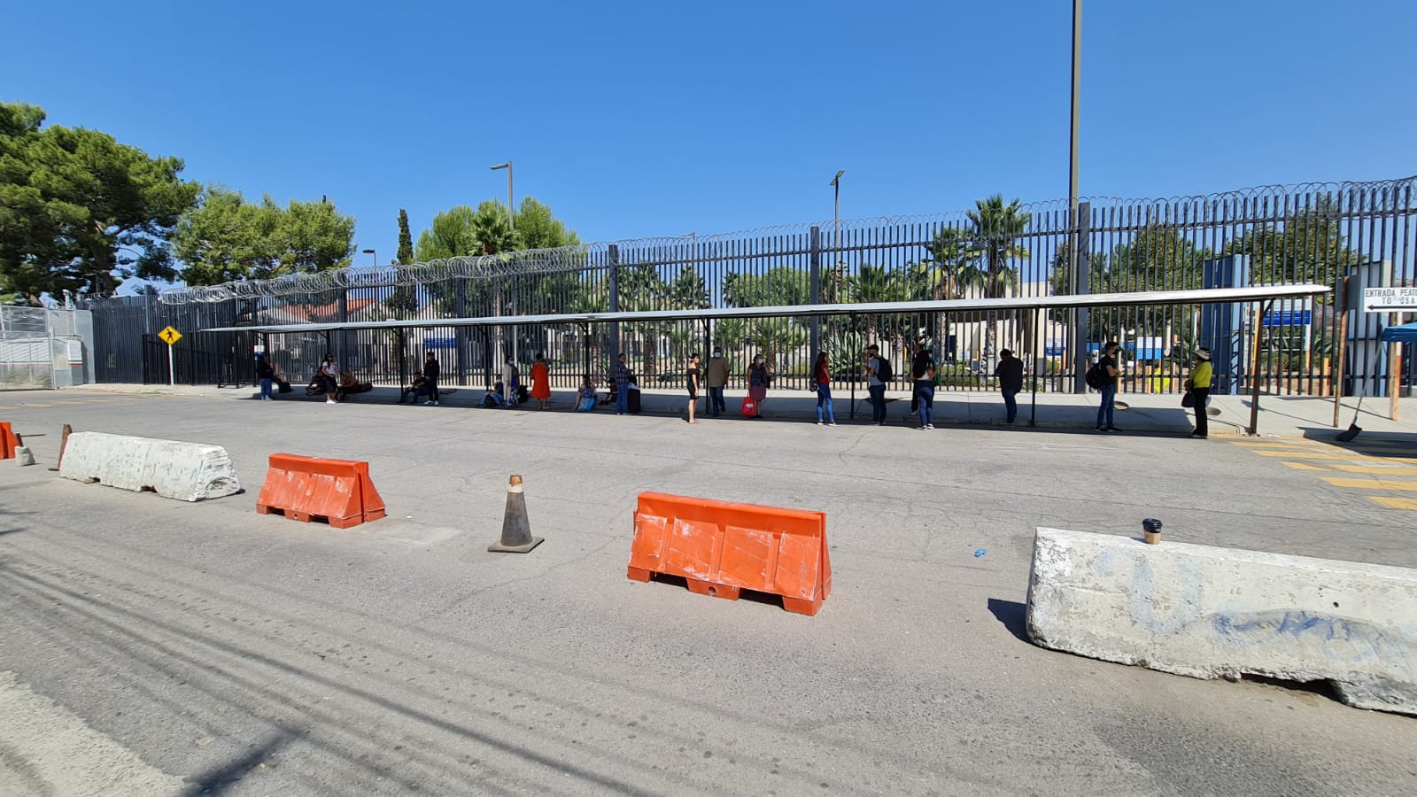 Cierran garita de Tecate por otro intento de cruce masivo | Ana Lilia